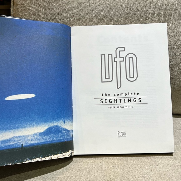 UFO The Complete Sightings by Peter Brookesmith - Picture 2 of 7